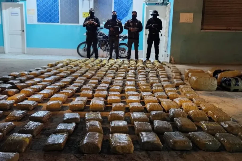 Policías exhiben el cargamento durante la incautación de marihuana en Esmeraldas tras un operativo de interdicción.