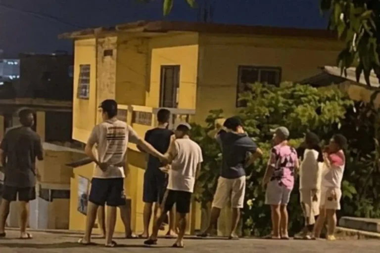Policías realizan diligencias tras un ataque armado en Montecristi donde un hombre de 24 años fue asesinado dentro de una vivienda.