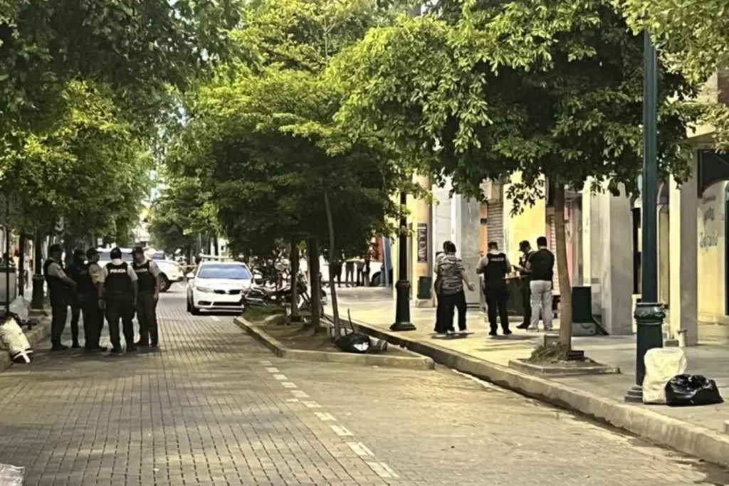 Personal policial y equipos de emergencia durante la atención del ataque armado en Machala ocurrido en el centro de la ciudad.