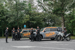 Equipo de seguridad empresarial realizando una evaluación de gestión de riesgos en una empresa ecuatoriana.