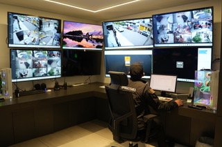 Equipo de seguridad empresarial realizando una evaluación de gestión de riesgos en una empresa ecuatoriana.
