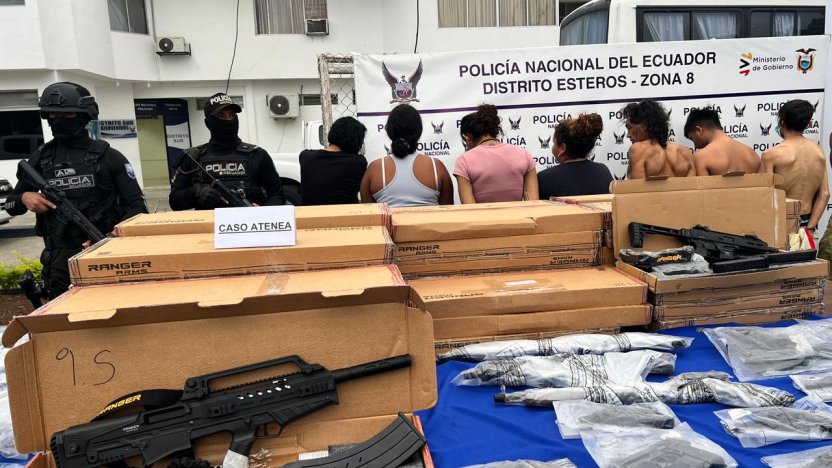 Agentes durante una investigación sobre la red de tráfico de migrantes que operaba desde el aeropuerto de Guayaquil.