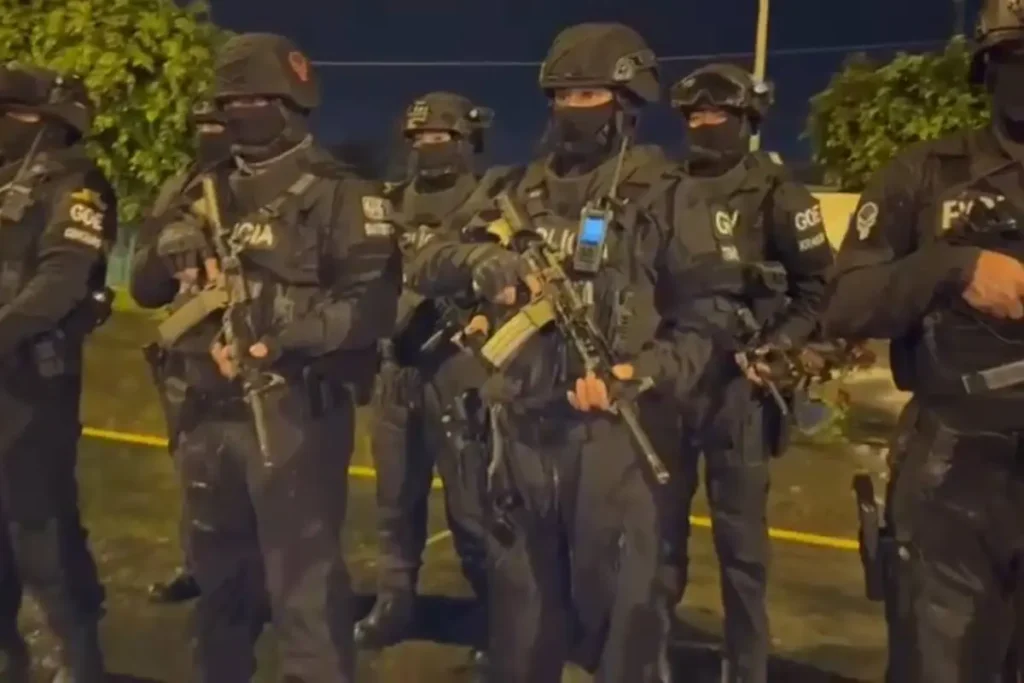 Operativos de seguridad durante el estado de excepción en Santo Domingo, donde las muertes violentas mostraron una reducción inicial y un posterior repunte.