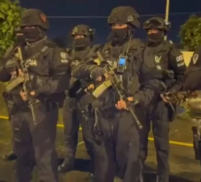 Operativos de seguridad durante el estado de excepción en Santo Domingo, donde las muertes violentas mostraron una reducción inicial y un posterior repunte.