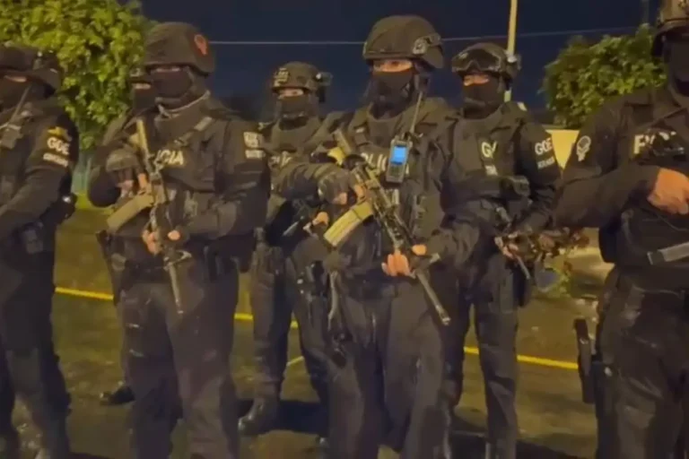 Operativos de seguridad durante el estado de excepción en Santo Domingo, donde las muertes violentas mostraron una reducción inicial y un posterior repunte.