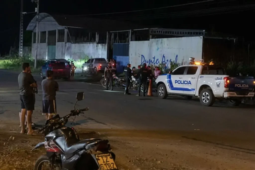 Personal de la Policía Nacional trabaja en la escena donde un policía murió en un operativo en Pedernales tras ser arrollado por un furgón.