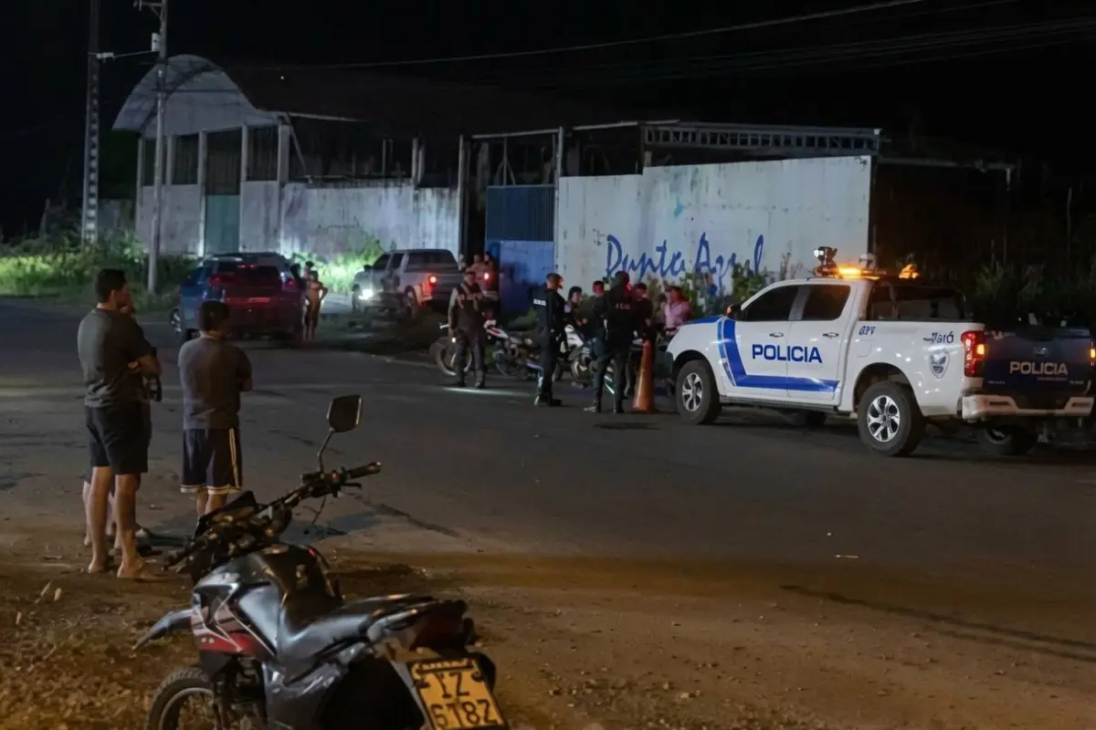 Personal de la Policía Nacional trabaja en la escena donde un policía murió en un operativo en Pedernales tras ser arrollado por un furgón.