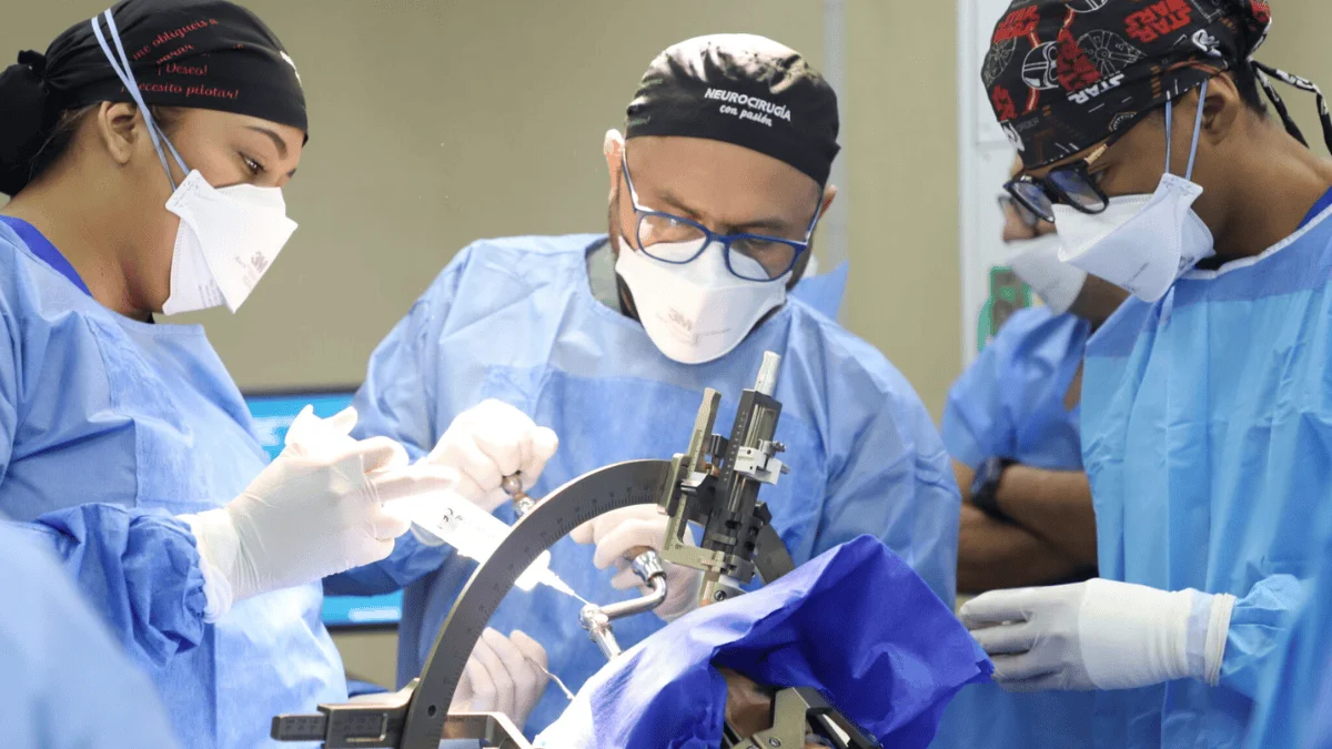 quipo médico y paciente tras la primera cirugía para el tratamiento del Parkinson en el Hospital Guayaquil