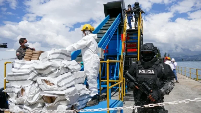 Contenedores en un puerto ecuatoriano relacionados con el narcotráfico en Ecuador y las rutas internacionales de cocaína.