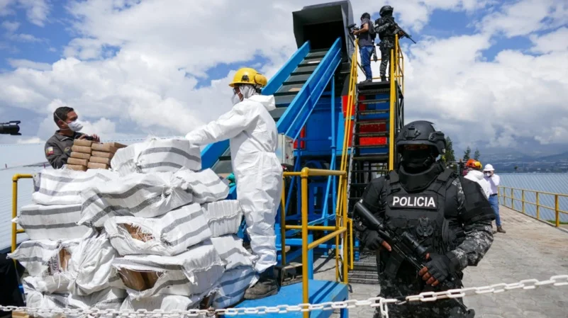 Contenedores en un puerto ecuatoriano relacionados con el narcotráfico en Ecuador y las rutas internacionales de cocaína.