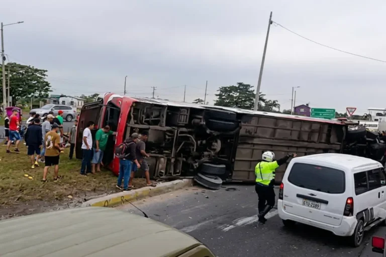 Bus de la cooperativa Reina del Camino volcado tras el accidente ocurrido en Guayas, cerca del ingreso al cantón Nobol.