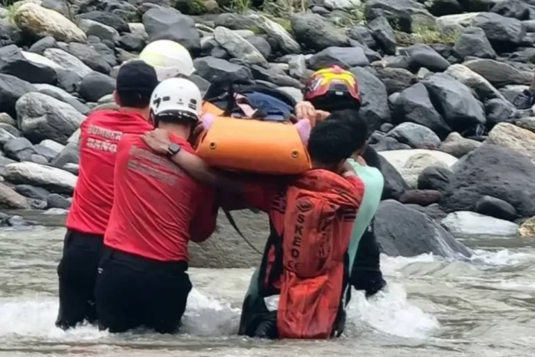 Equipos de rescate trabajan en el lugar donde una mujer fallece tras caer de una tarabita en Baños de Agua Santa.