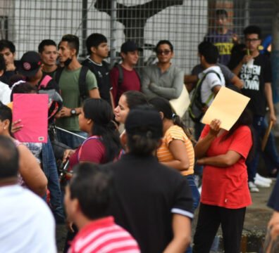 Trabajadora en un establecimiento comercial como ejemplo del empleo precario en Ecuador y las condiciones laborales descritas en el reportaje.