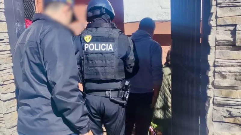 Personal policial durante las investigaciones por el asesinato del gerente financiero de la UDLA en Quito.