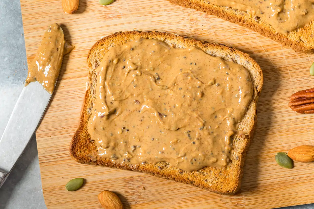 Preparación de platos saludables con cereales integrales, verduras y proteínas vegetales siguiendo la dieta de salud planetaria