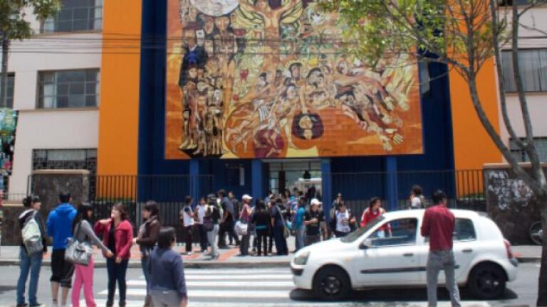 Estudiantes ingresan a un campus mientras las universidades de Quito exigen zona segura para reforzar la seguridad.