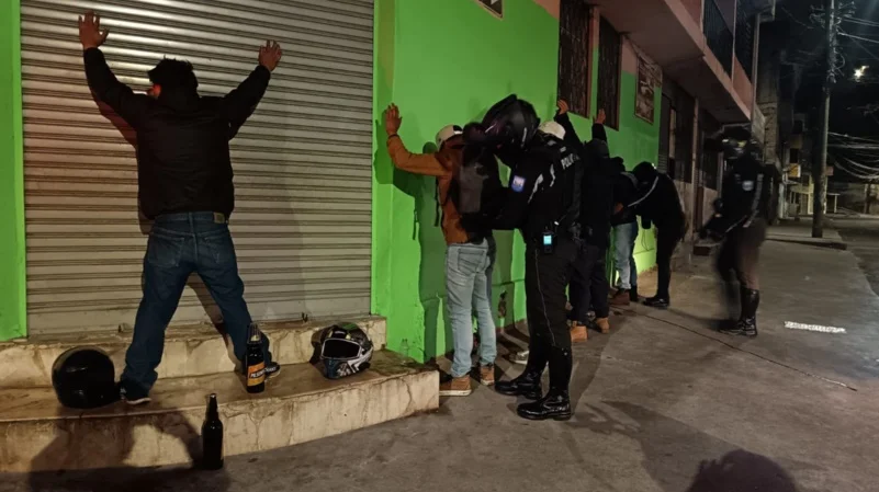 Operativo policial en un sector de Quito tras un hecho relacionado con la violencia en Quito y las investigaciones por crimen organizado.
