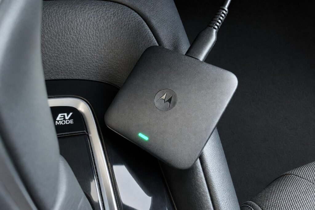 Instalación y sincronización del adaptador Motorola Drive MA2 en el puerto USB de un vehículo.