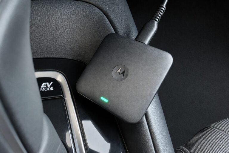 Instalación y sincronización del adaptador Motorola Drive MA2 en el puerto USB de un vehículo.