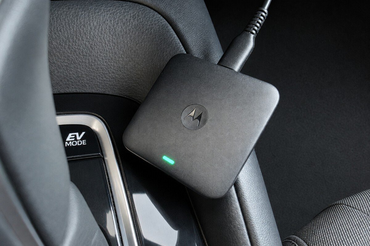 Instalación y sincronización del adaptador Motorola Drive MA2 en el puerto USB de un vehículo.