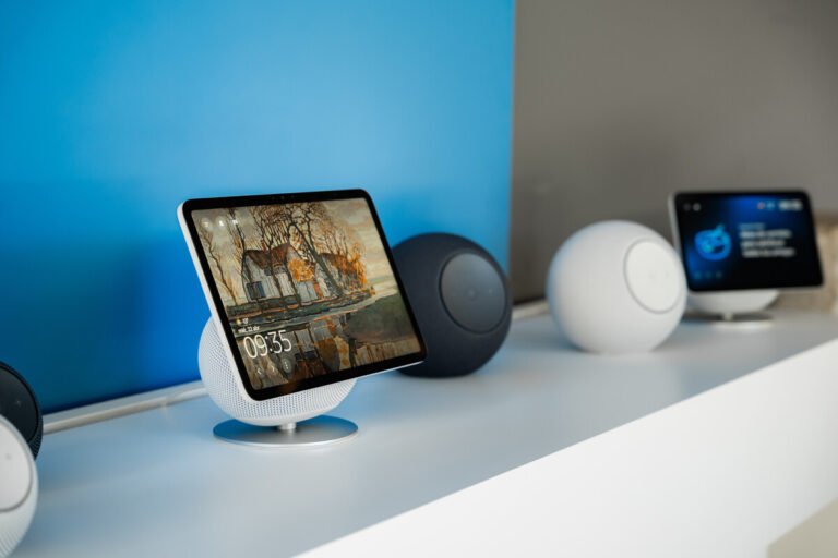 Interfaz en pantalla de un televisor utilizando el asistente de IA Alexa+ mediante control por voz.