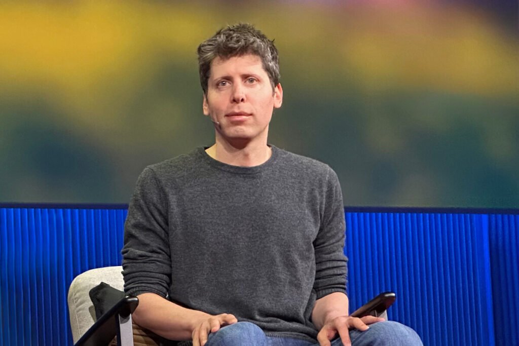 Declaraciones de Sam Altman sobre el ritmo de la adopción de la IA en el entorno corporativo.