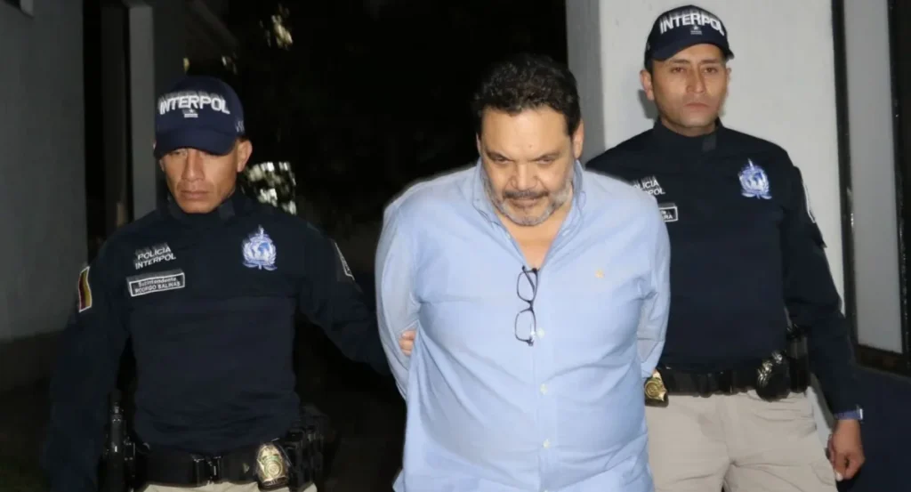 Documento judicial que ordena activar la alerta roja de Interpol para procesados por delincuencia organizada.