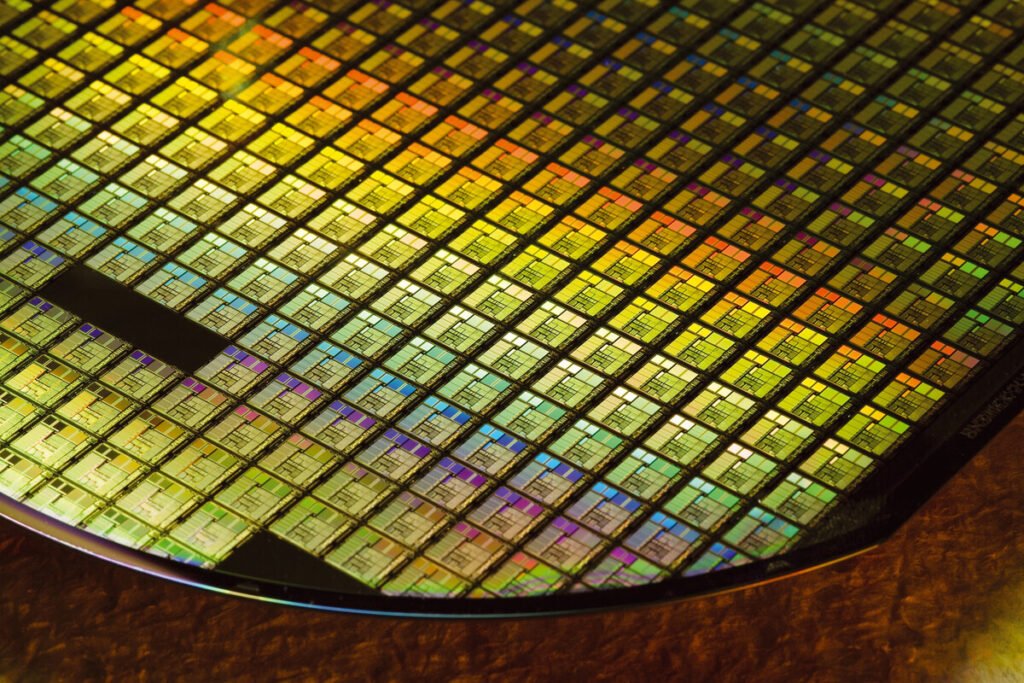 Línea de producción y sala limpia para reducir el déficit de chips avanzados en Asia.