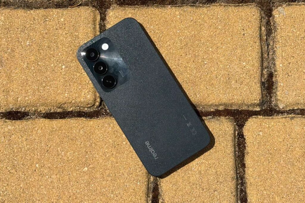 Vista trasera y pantalla en el análisis del Realme C100 de gama de entrada.