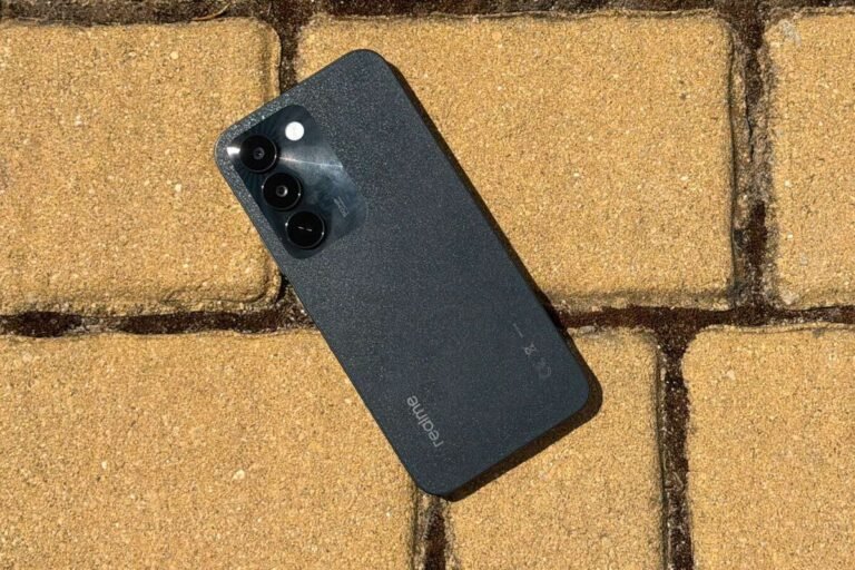 Vista trasera y pantalla en el análisis del Realme C100 de gama de entrada.