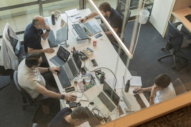 Análisis del impacto en la jornada laboral con IA dentro de entornos corporativos.