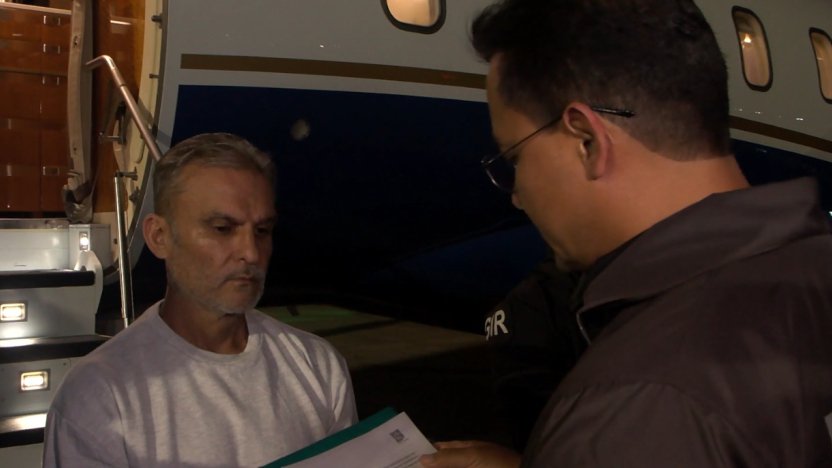 Operativo policial y deportación de José Serrano tras su llegada a Guayaquil.