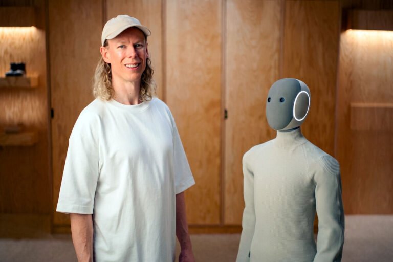 Bernt Bornich junto al androide en la presentación sobre el despegue de los robots humanoides.