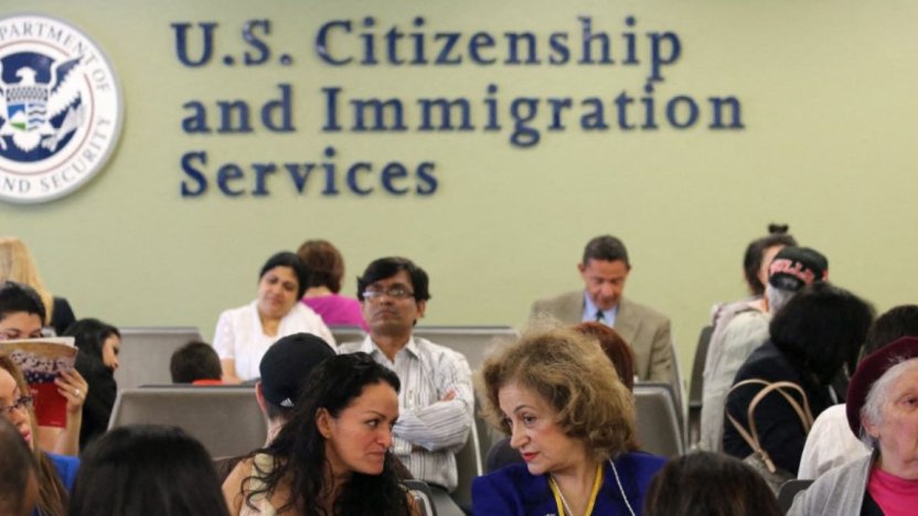 Migrantes en una corte de Estados Unidos en un escenario donde Estados Unidos denegara solicitudes de ciudadania, residencia o asilo incompletas