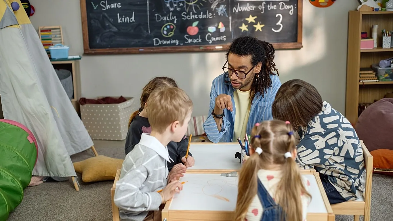 Niños hablando con expresión reflexiva, ilustración sobre estudio de Stanford sobre patrones de habla y salud mental infantil