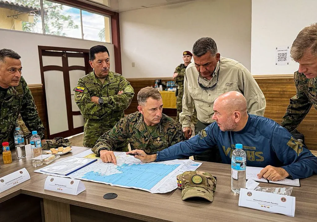 Militares de Ecuador, Colombia y Estados Unidos durante reunión de seguridad en San Lorenzo.