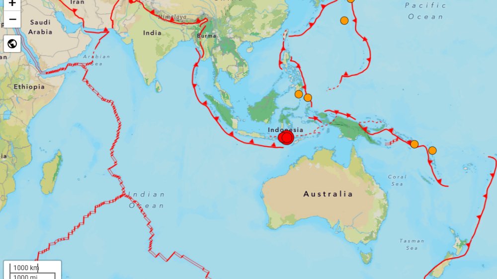 Un terremoto de magnitud 7,7 en Indonesia frente a la isla de Flores activó una alerta de tsunami en varias zonas costeras.