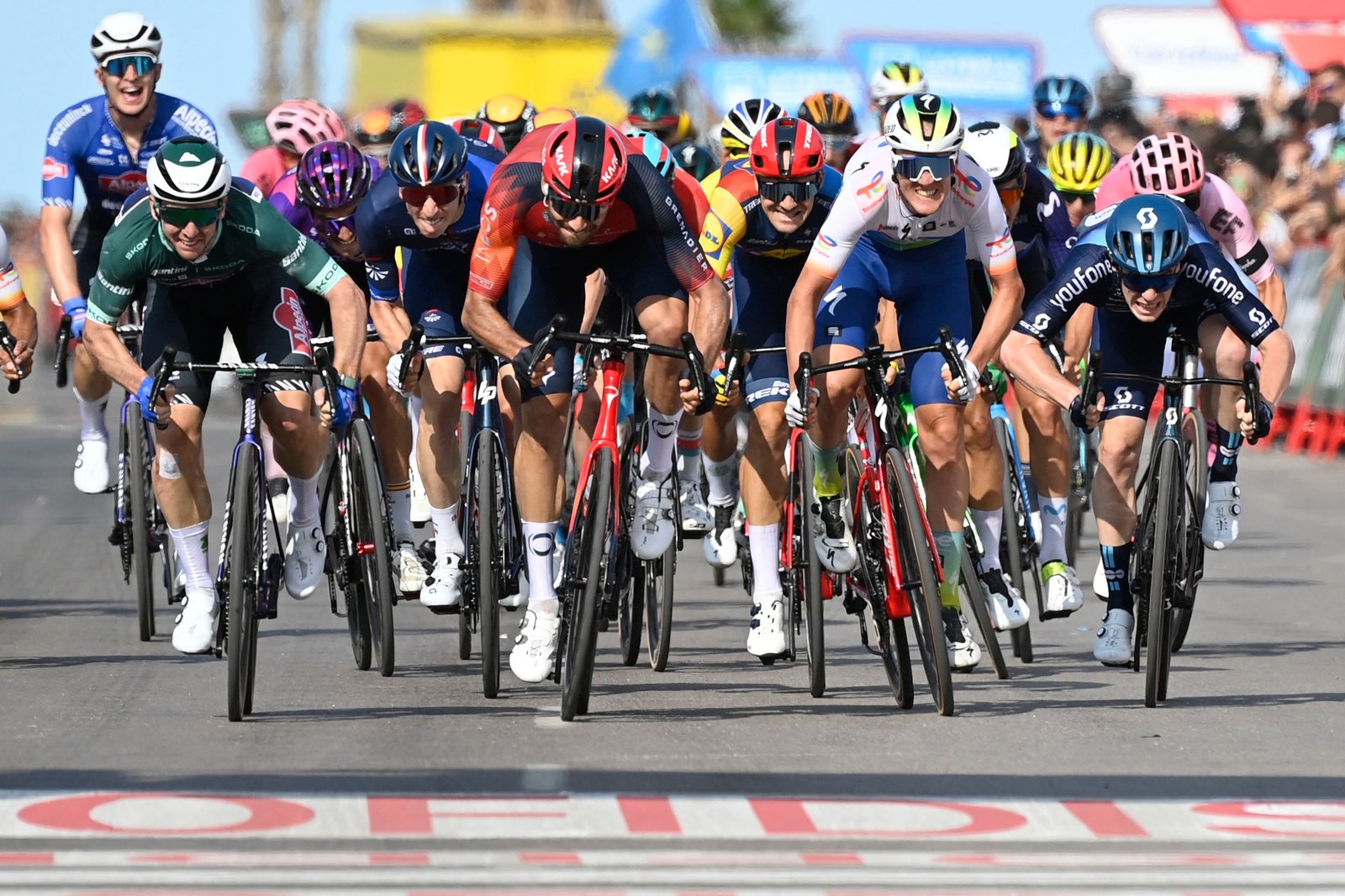Frascos y tubos de ensayo para las pruebas antidopaje de la Vuelta a España 2026 que viajarán a París.