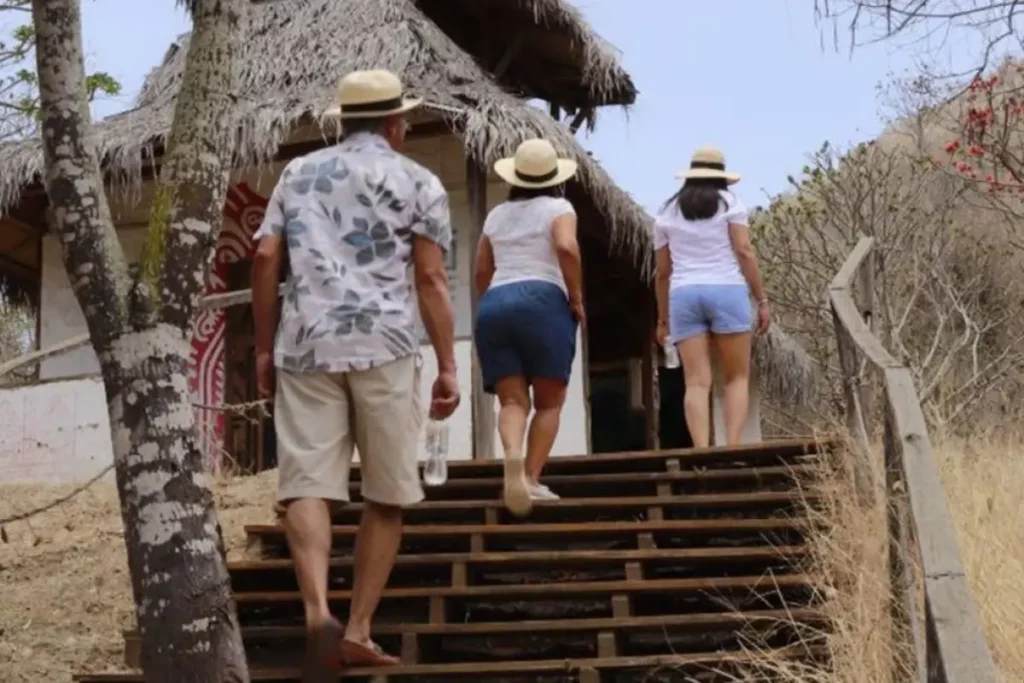 Grupo de personas caminando por senderos del Cerro Hojas Jaboncillo, actividad de salud y bienestar en Portoviejo, Manabí.