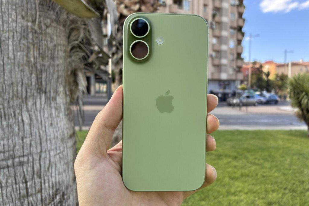 Vista frontal y posterior del teléfono inteligente iPhone 17 reacondicionado en estado excelente.
