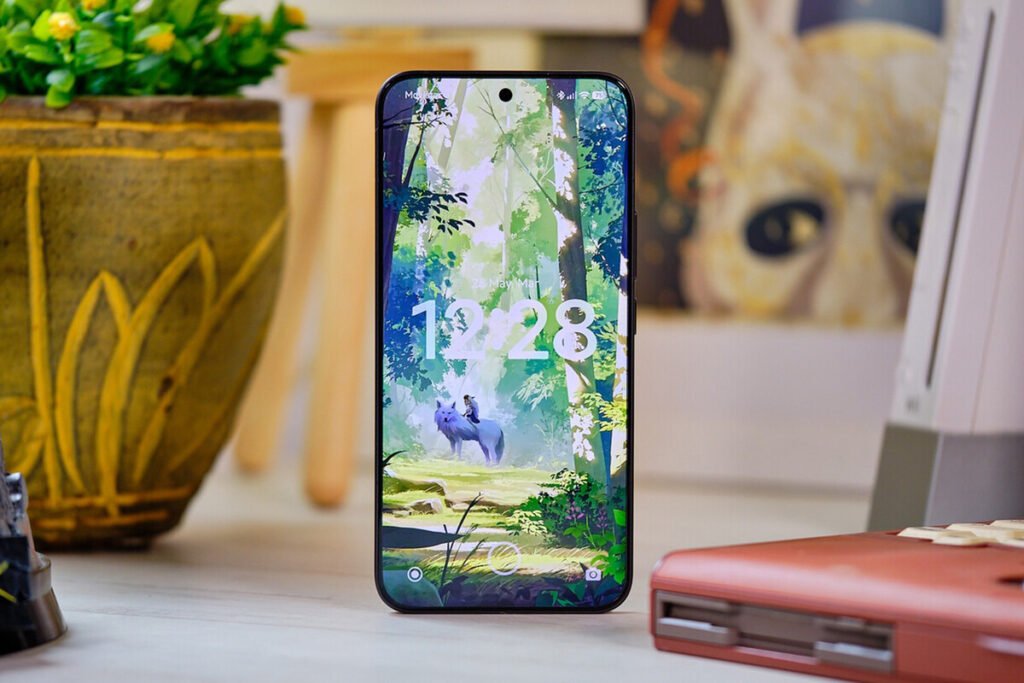 Presentación del nuevo móvil Xiaomi 17T Pro en tono negro con módulo de tres cámaras traseras.