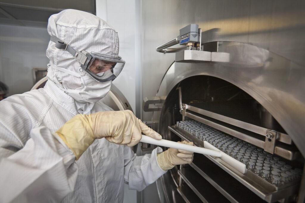 Investigadores trabajando en un laboratorio enfocado en la biotecnología en China y el desarrollo de fármacos.