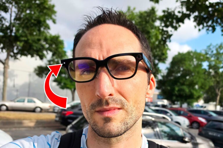 Persona utilizando un dispositivo enfocado en la responsabilidad legal al usar gafas inteligentes mientras camina por la calle.