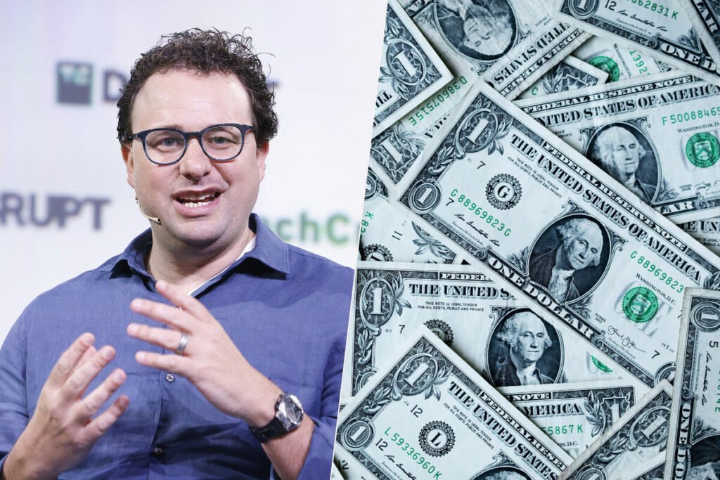 Investigador trabajando frente a pantallas representando la fuga de talento en empresas de IA en Silicon Valley.