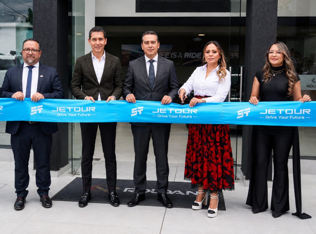 Directivos de la marca en el corte de cinta en un evento donde Jetour inaugura concesionario en Quito