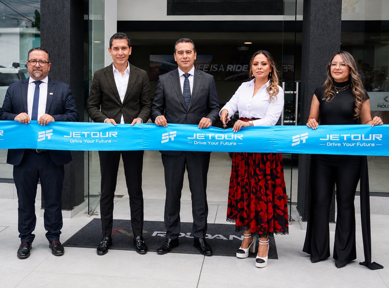 Directivos de la marca en el corte de cinta en un evento donde Jetour inaugura concesionario en Quito