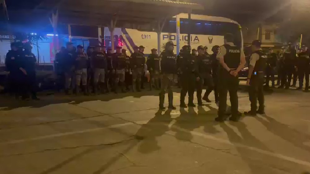 Un operativo policial en Yaguachi dejó cinco aprehendidos, dos armas decomisadas, drogas y 250 galones de combustible incautados por la Policía Nacional.