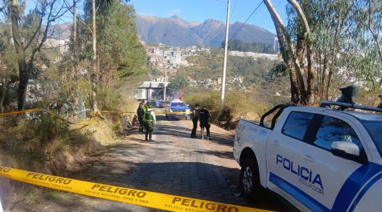 Un hombre de unos 30 años fue hallado muerto en Quito, con un disparo en la cabeza. La Policía investiga el caso en San Francisco de Miravalle.