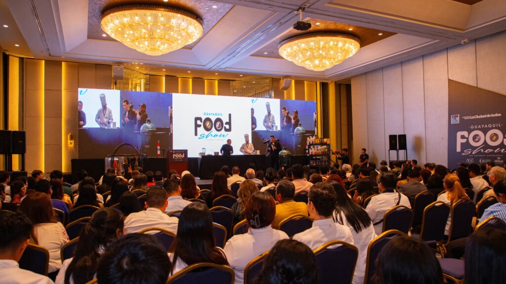 Vista general del evento Guayaquil Food Show con chefs y platos representativos de la gastronomía ecuatoriana
