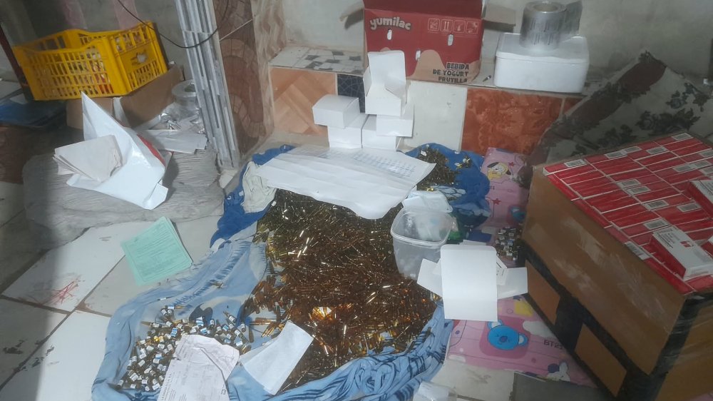 La Policía Nacional halló pastillas, ampollas y equipos de fabricación clandestina de medicinas en un inmueble de Guayaquil, con dos personas detenidas.